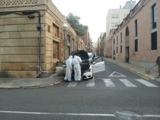 La policia científica investiga la crema del vehicle de la Generalitat