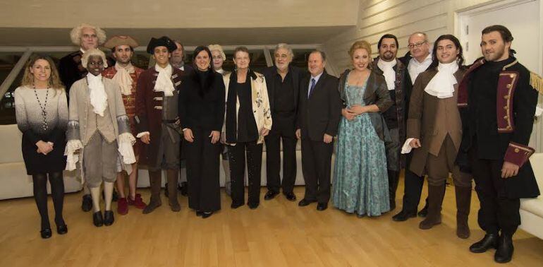 Plácido Domingo, Helga Schmidt ademas d ela Consellera Catalá y el presidente de les Corts Alejandro Font de Mora acompañan al reparto de la ópera que inicia la temporada en el Palu de les Arts de Valencia