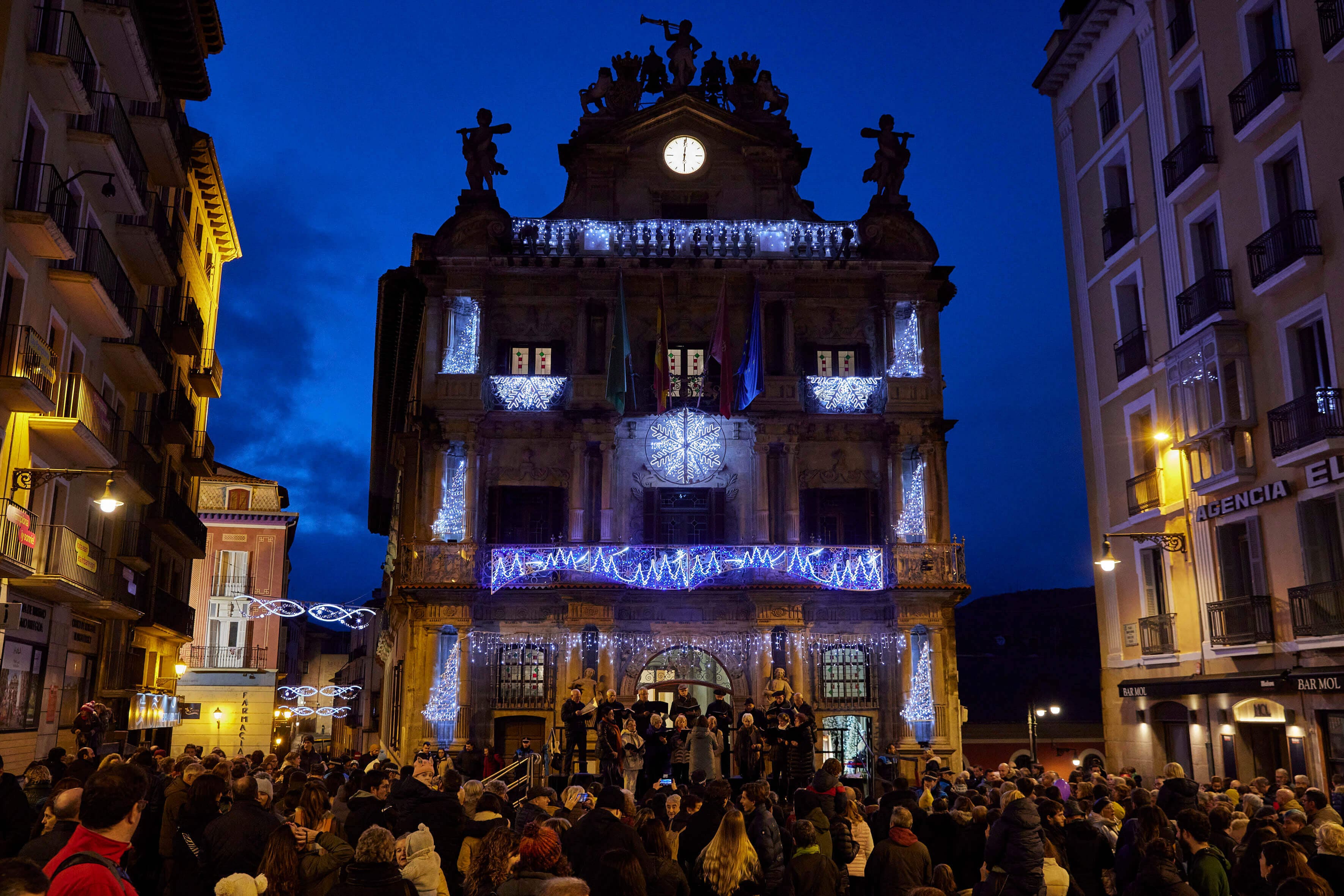 Fachada del Ayuntamiento de Pamplona, iluminada