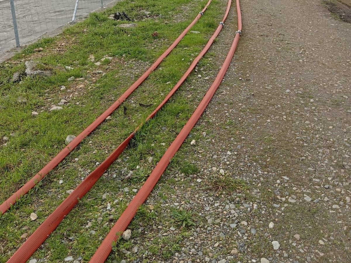 Un entramado de mangueras desde el canal de Cornatel da servicio de agua "no potable" a Toral de Merayo