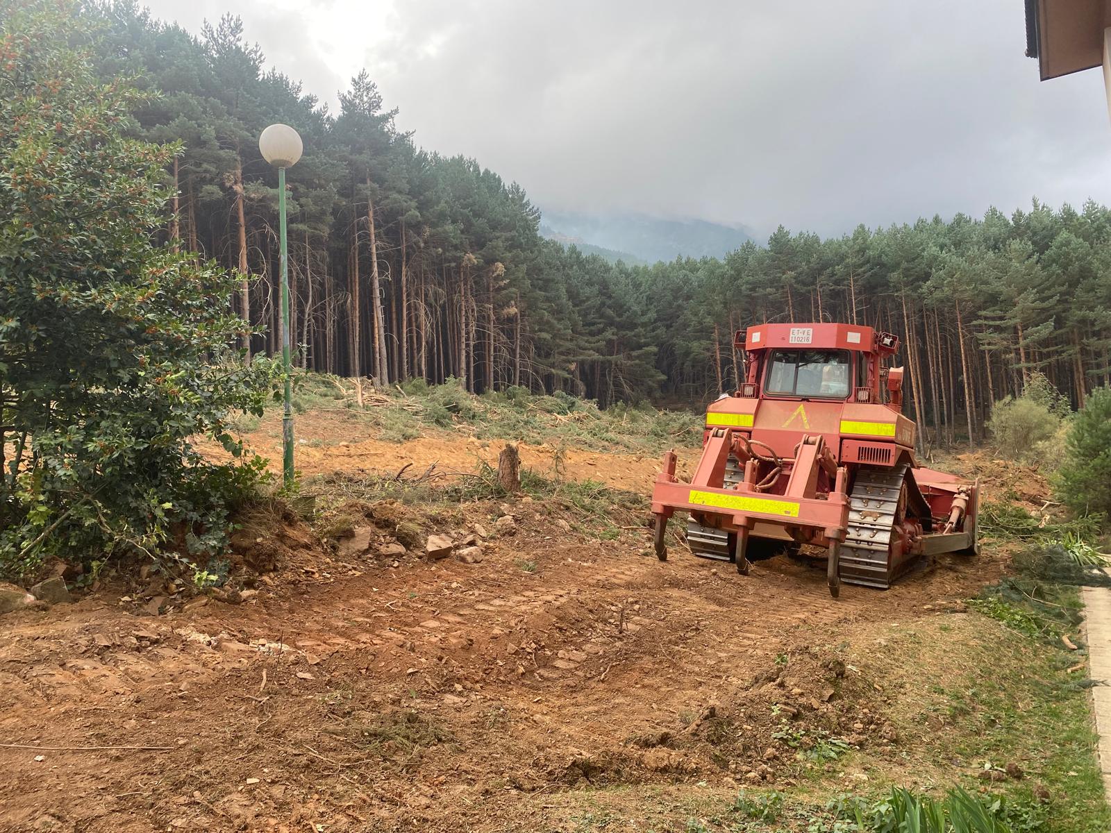 Buldozer de la UME abriendo cortafuegos en la zona