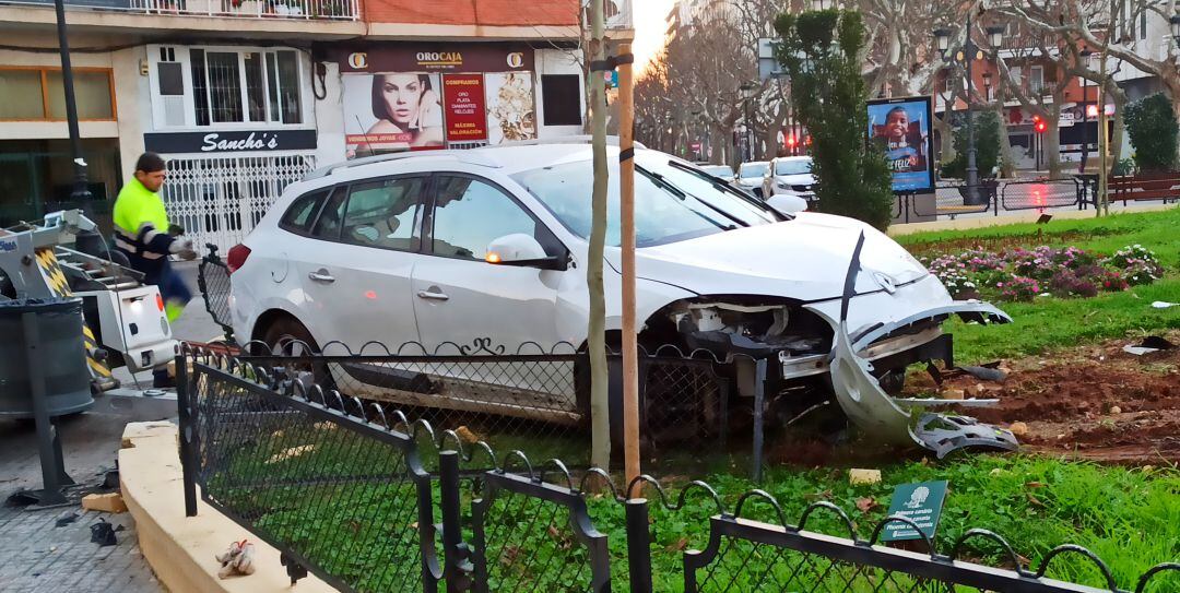 Coche que acabó contra un palmera dentro de una rotonda en Gandia 