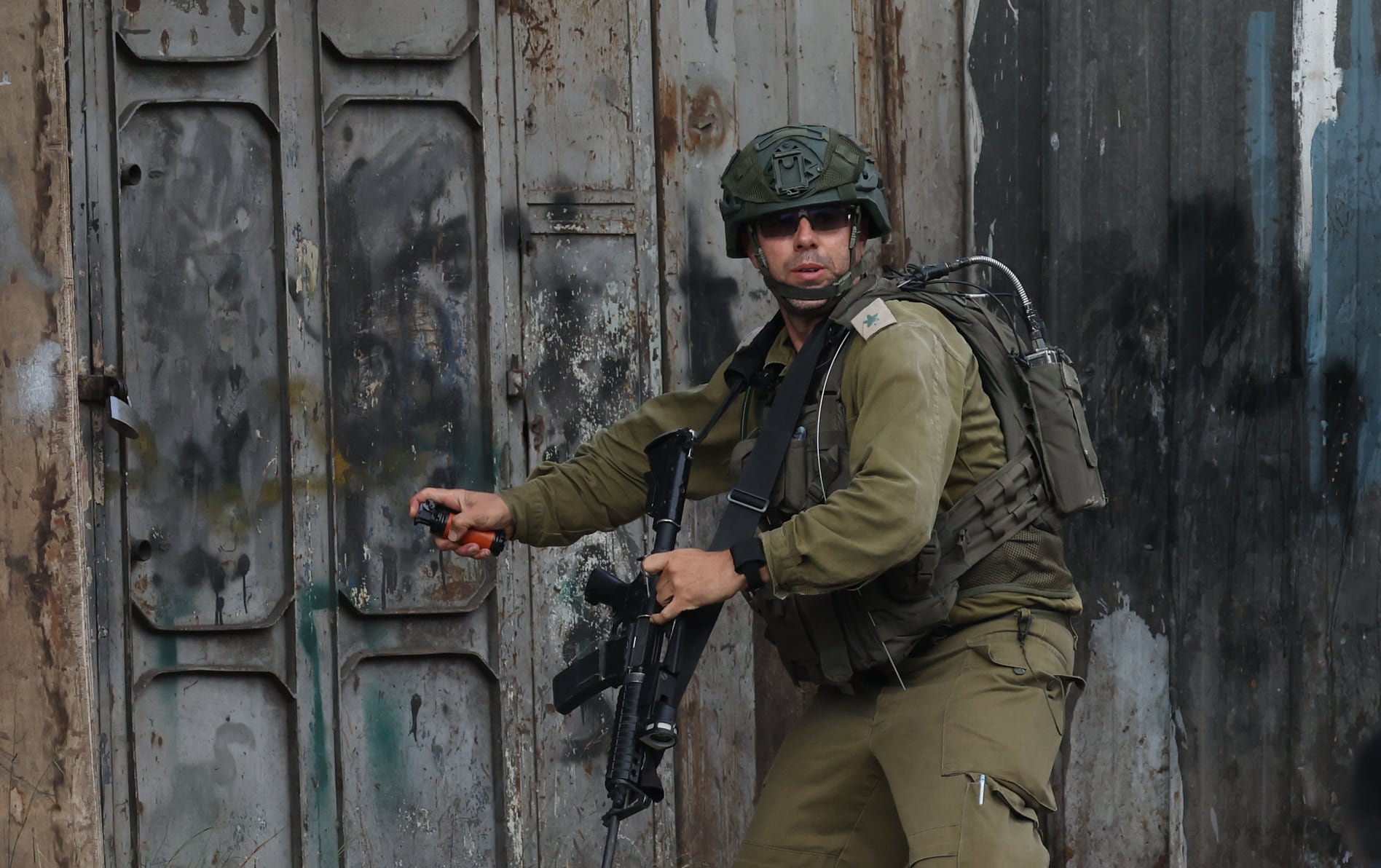 Un soldado israelí lanza una granada durante una operación del ejército en la ciudad cisjordana de Nablús el pasado mes de agosto