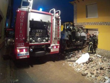 Los bomberos tuvieron que excarcelar al conductor del camión