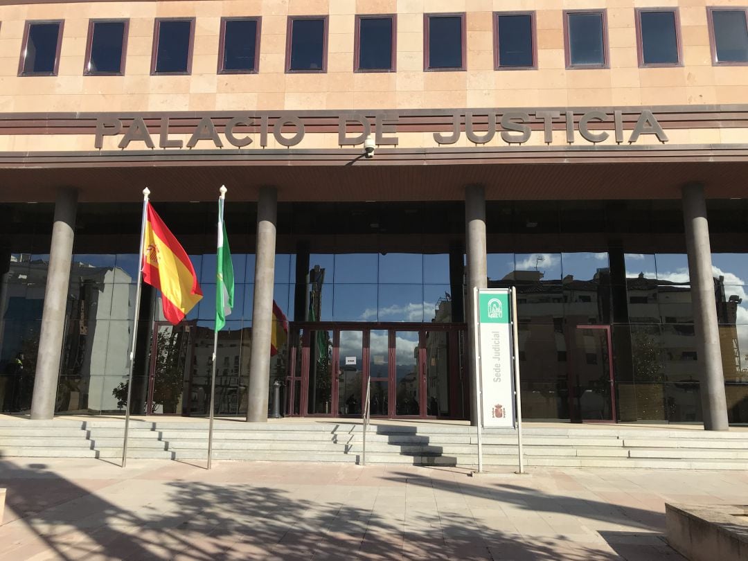 Puerta de acceso al Palacio de la Justicia de Ronda