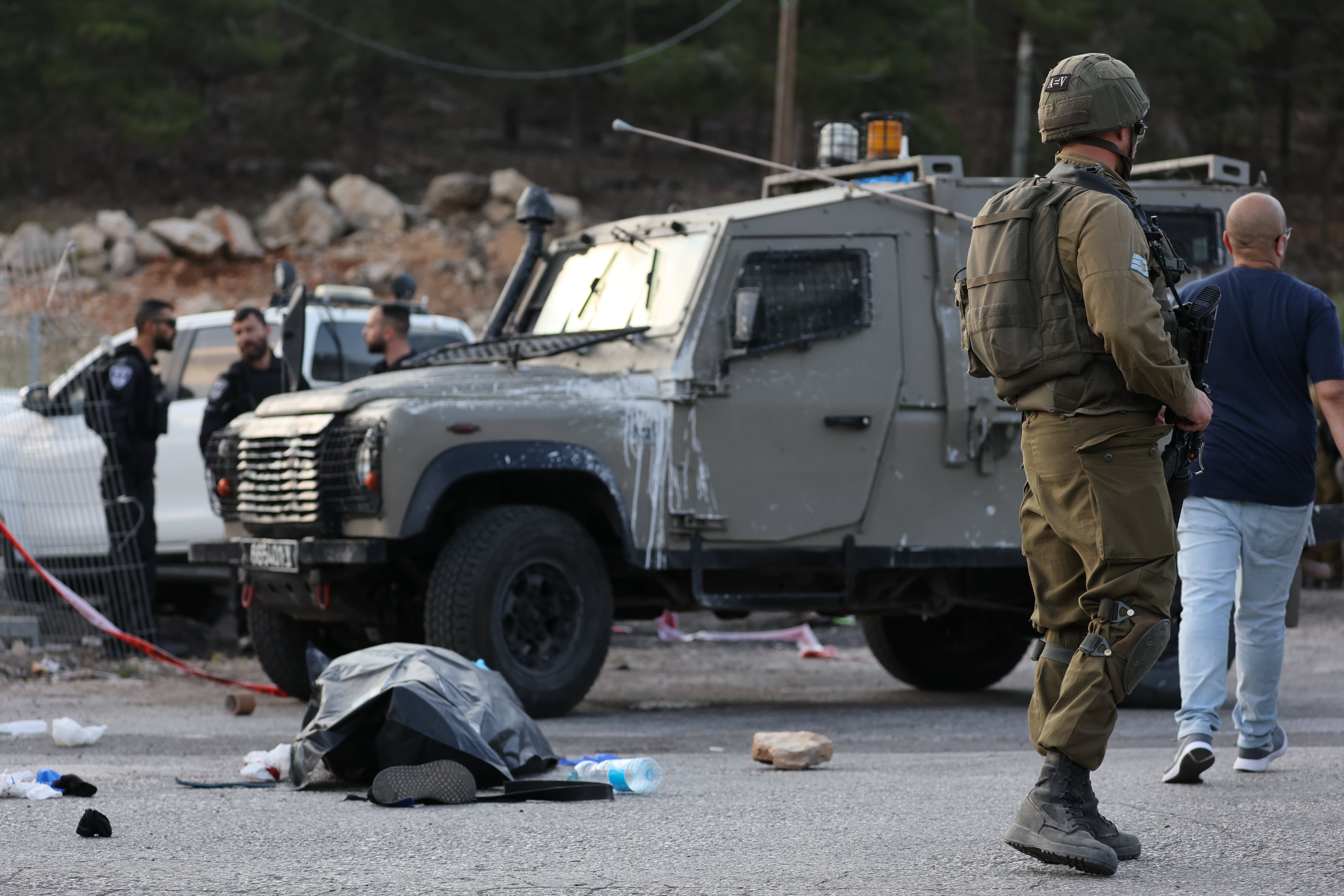 Militares israelíes en el lugar de la escena del ataque reivindicado por Sumar