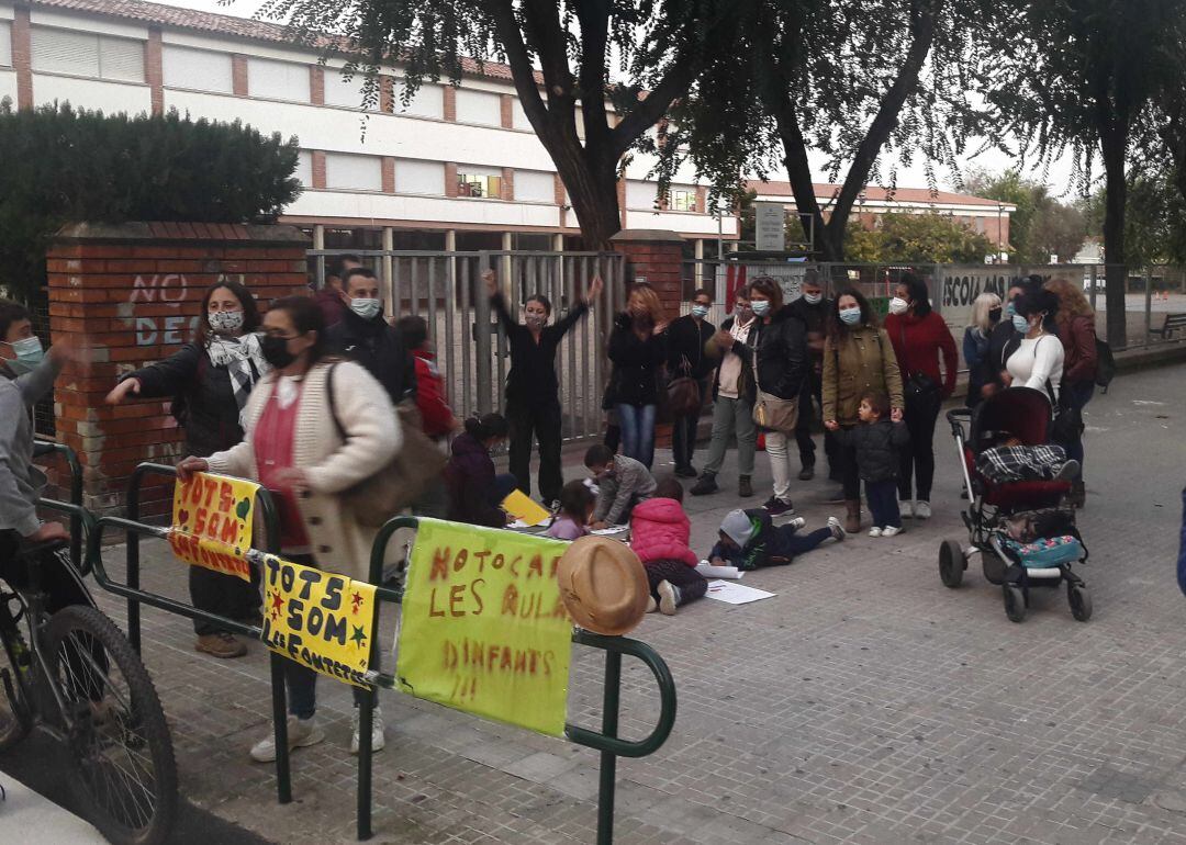 La protesta de l’associació de famílies de l’escola Les Fontetes, a Cerdanyola