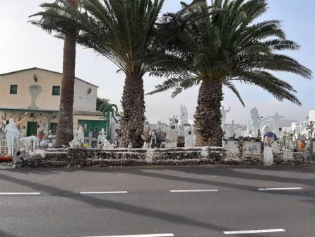 Vista desde la calle de las criaturas creadas por Pillimpo en Teguise.