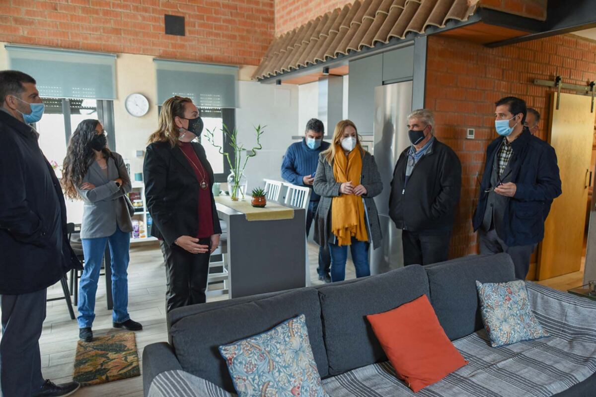 El presidente de la Diputación, José Manuel Caballero, durante su visita a una de las casas rurales de Retuerta del Bullaque (Ciudad Real)