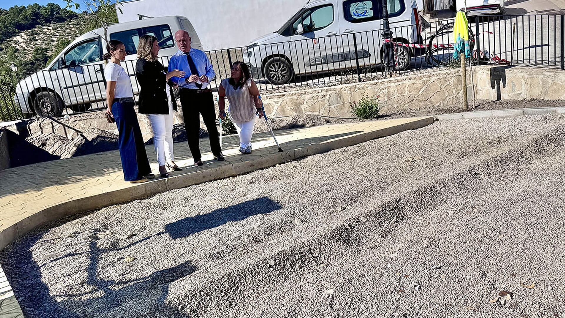 El alcalde de Antequera visita Villanueva de Cauche para comprobar el avance de las obras del parque infantil