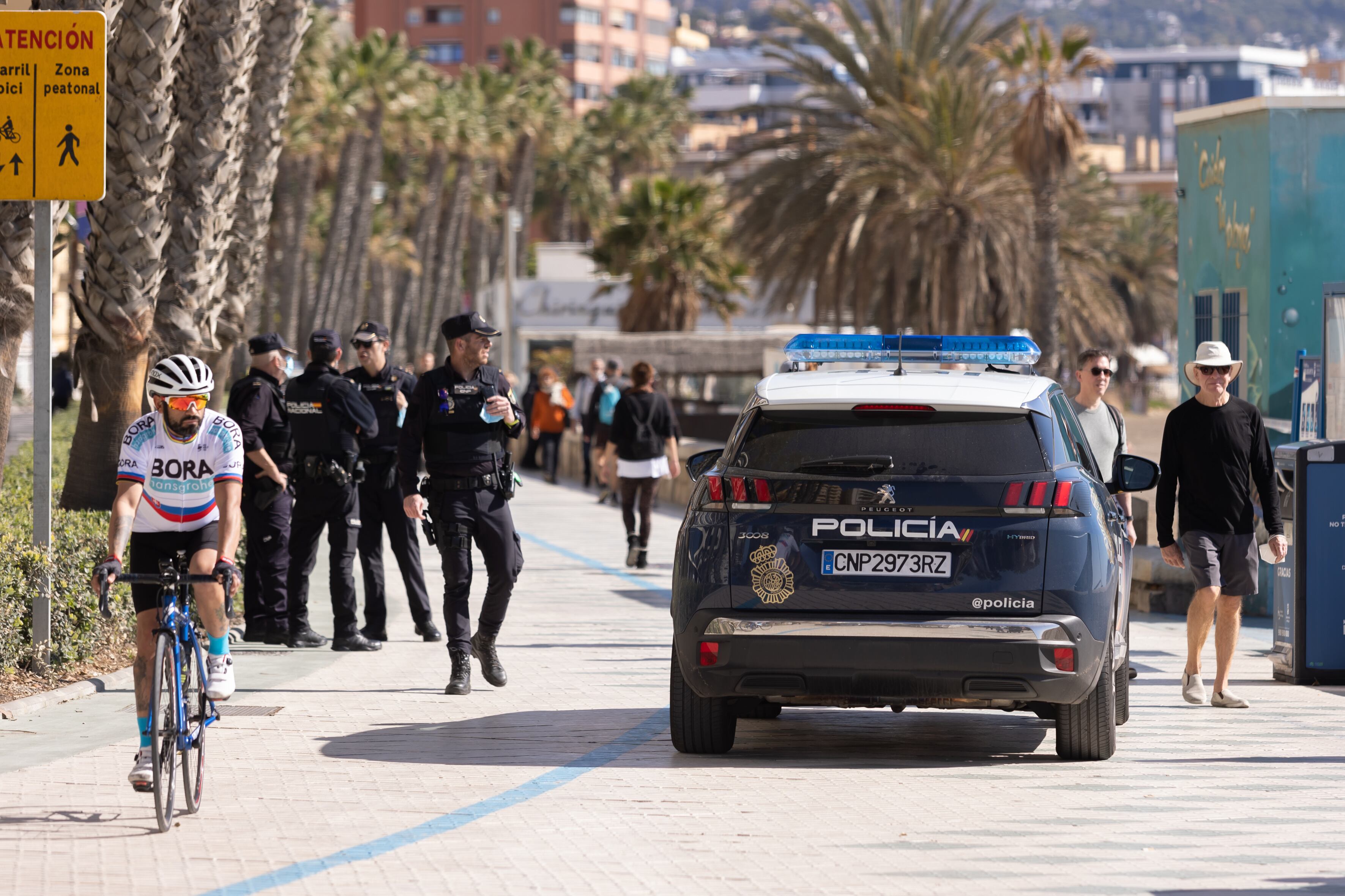 MÁLAGA, 12/03/2022.- Un vehículo de la Policía Nacional junto a varios agentes en el paseo marítimo Pablo Ruiz Picasso donde están investigando la posible muerte violenta de un varón de unos 40 años que ha aparecido a primera hora de la mañana en este lugar. EFE/Carlos Díaz
