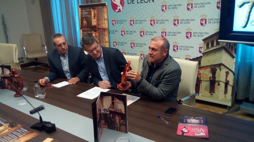 Jorge Fernández (d), director del certamen, presenta el botijo que entregan como galardón