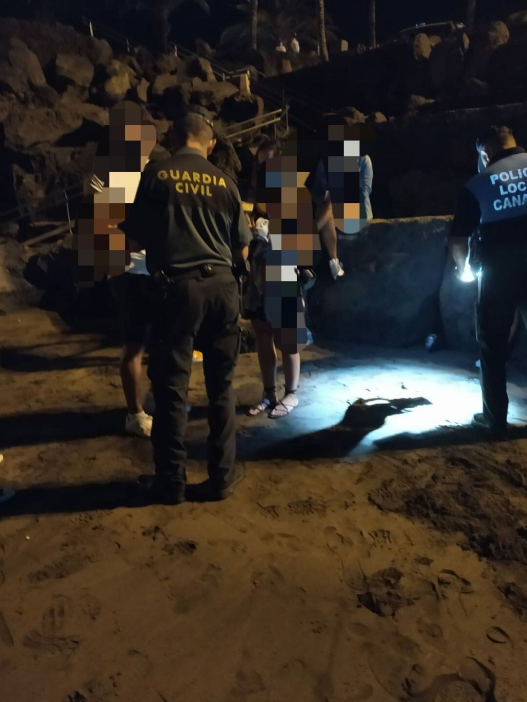 Intervención de la Guardia Civil y la Policía Local de Tías en Puerto del Carmen.