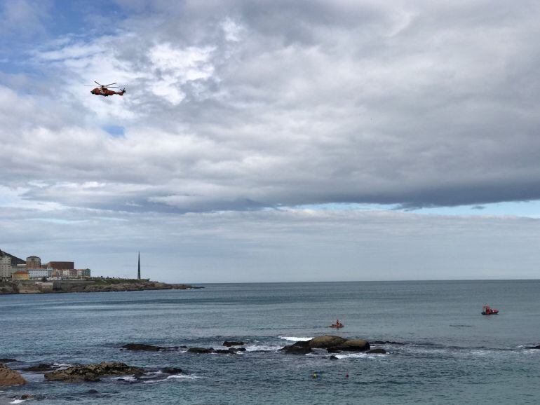 El tercer día de búsqueda intensa de la joven que fue arrastrada por el mar en la madrugada del Viernes Santo en A Coruña no tuvo resultados positivos.