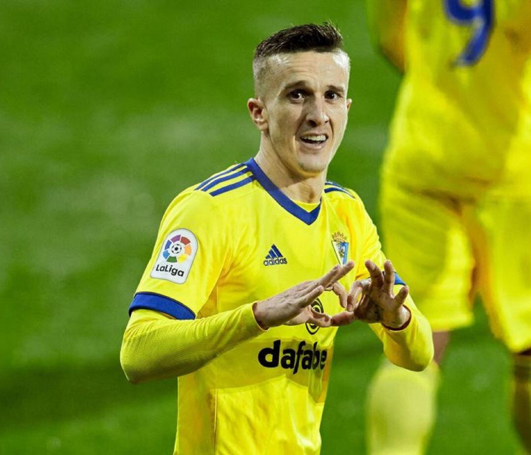 Salvi, jugador del Cádiz CF, celebra un gol