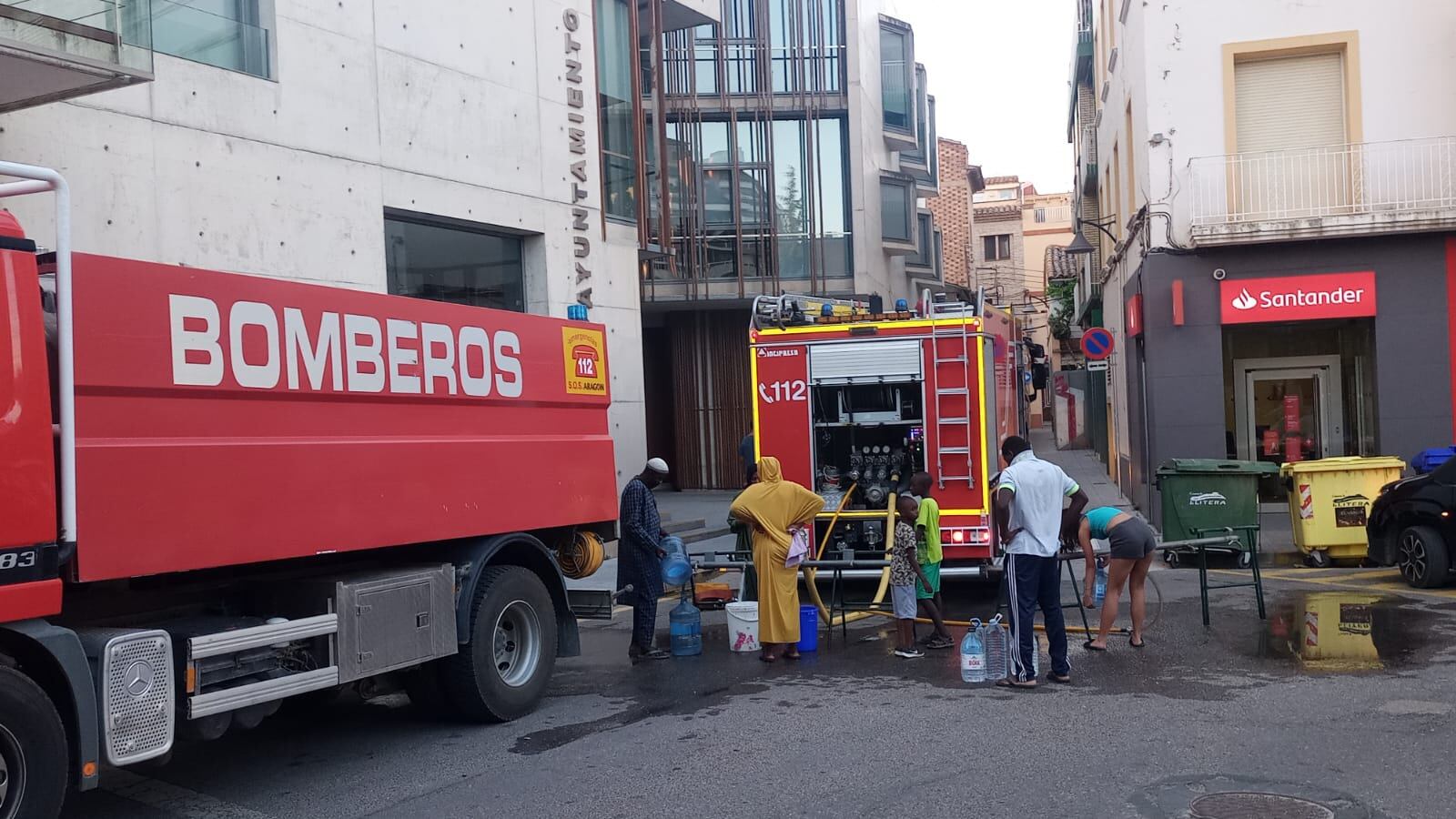 Efectivos del SPEIS abasteciendo la localidad de Binéfar con agua potable