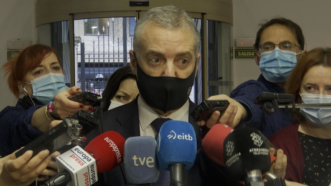 El lehendakari, Iñigo Urkullu, atiende a los medios de comunicación. 
 