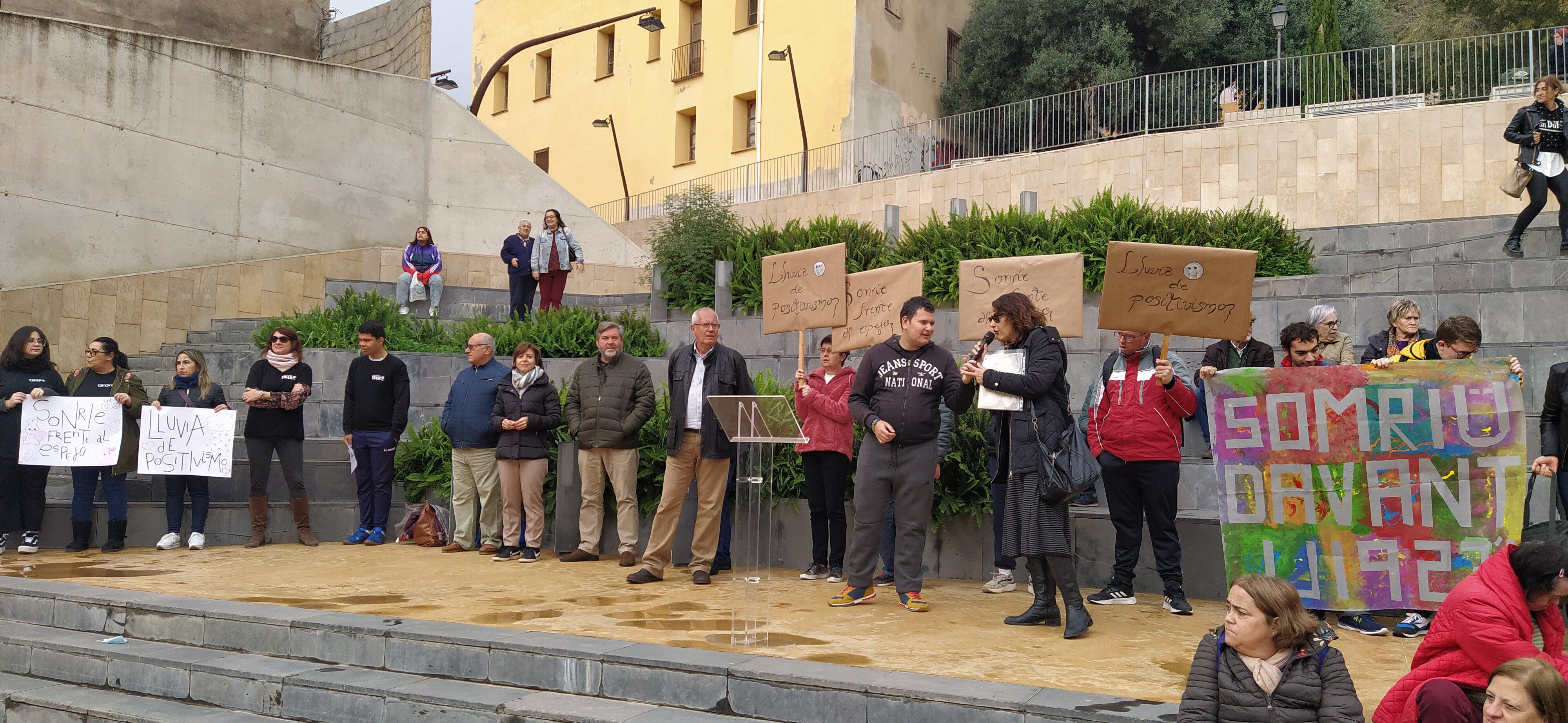 Algunas de las personas encargadas de leer el manifiesto reivindicativo y pancartas.