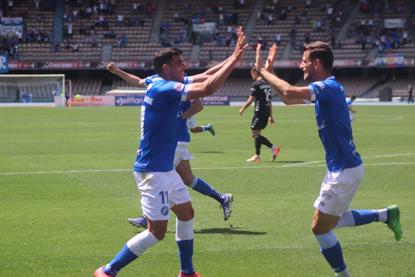 Máyor y David Grande celebran el gol del Xerez DFC ante el Tamaraceite