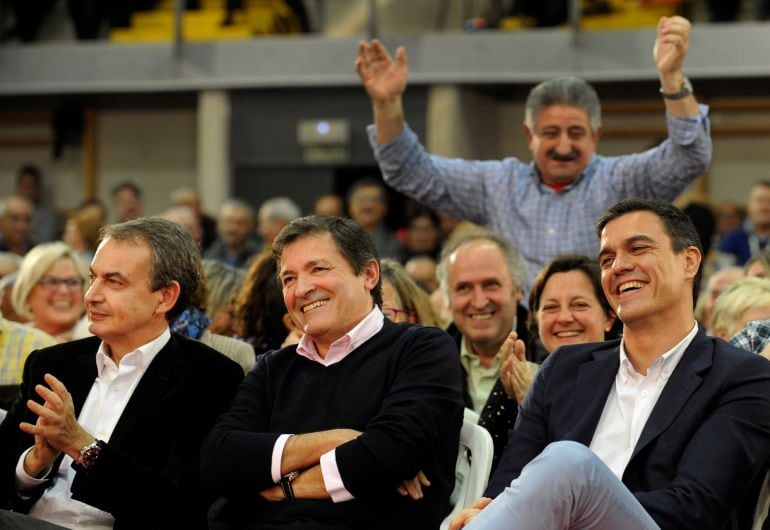 Rodríguez Zapatero, Javier Fernández y Pedro Sánchez, en un mitin del PSOE en Gijón en diciembre de 2015