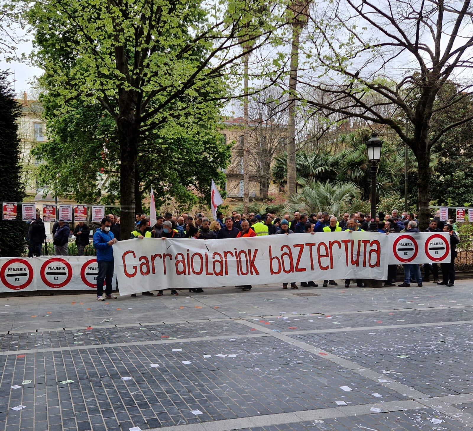 El sindicato de transportistas autónomos, Hiru, se ha concentrado este miércoles frente a la Diputación de Gipuzkoa en San Sebastián