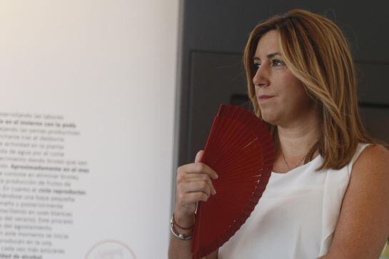 La presidenta de la Junta de Andalucía, Susana Díaz, se abanica en la localidad cordobesa de Moriles