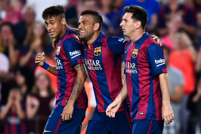 Neymar, Alves y Messi celebran un gol