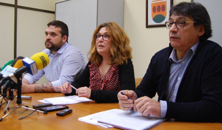 De izda a dcha, Jesús Santos (Ganar Alcorcón), Natalia de Andrés(PSOE Alcorcón) y José Antonio López Tinaquero (IUCM-LV)