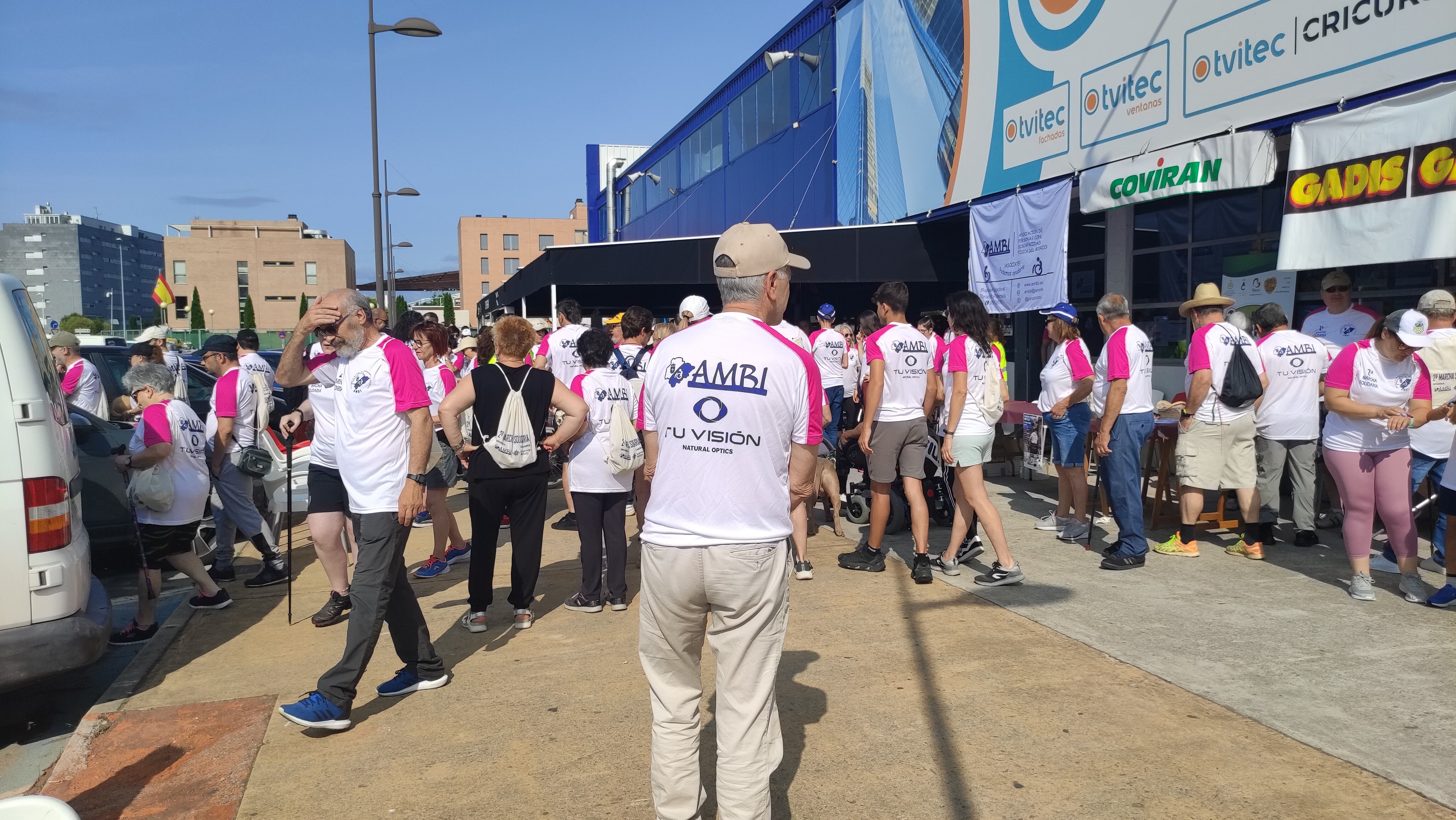 Los participantes se concentran a las puertas de la sede de Ambi antes de emprender la marcha