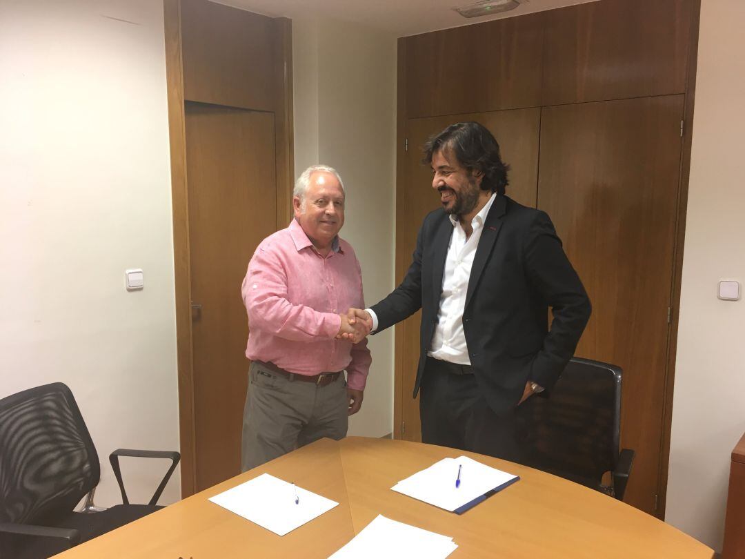 El consejero de Empleo, Miguel Motas, saluda a Antonio Jiménez, secretario general de UGT, antes de comenzar su reunión