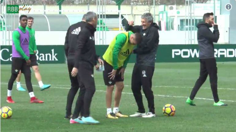 Quique Setién se ríe con Joaquín en un vídeo publicado por el Betis en sus redes sociales.