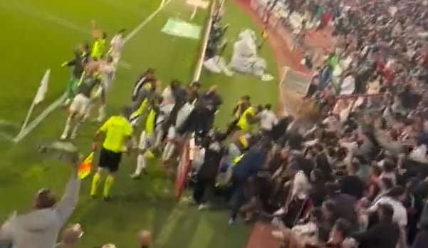 Una de las gradas del Carlos Belmonte de Albacete se viene abajo