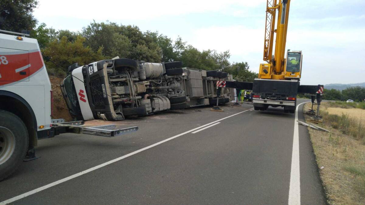 Mueren 130 cerdos al volcar el camión que los transportaba en la A-1605