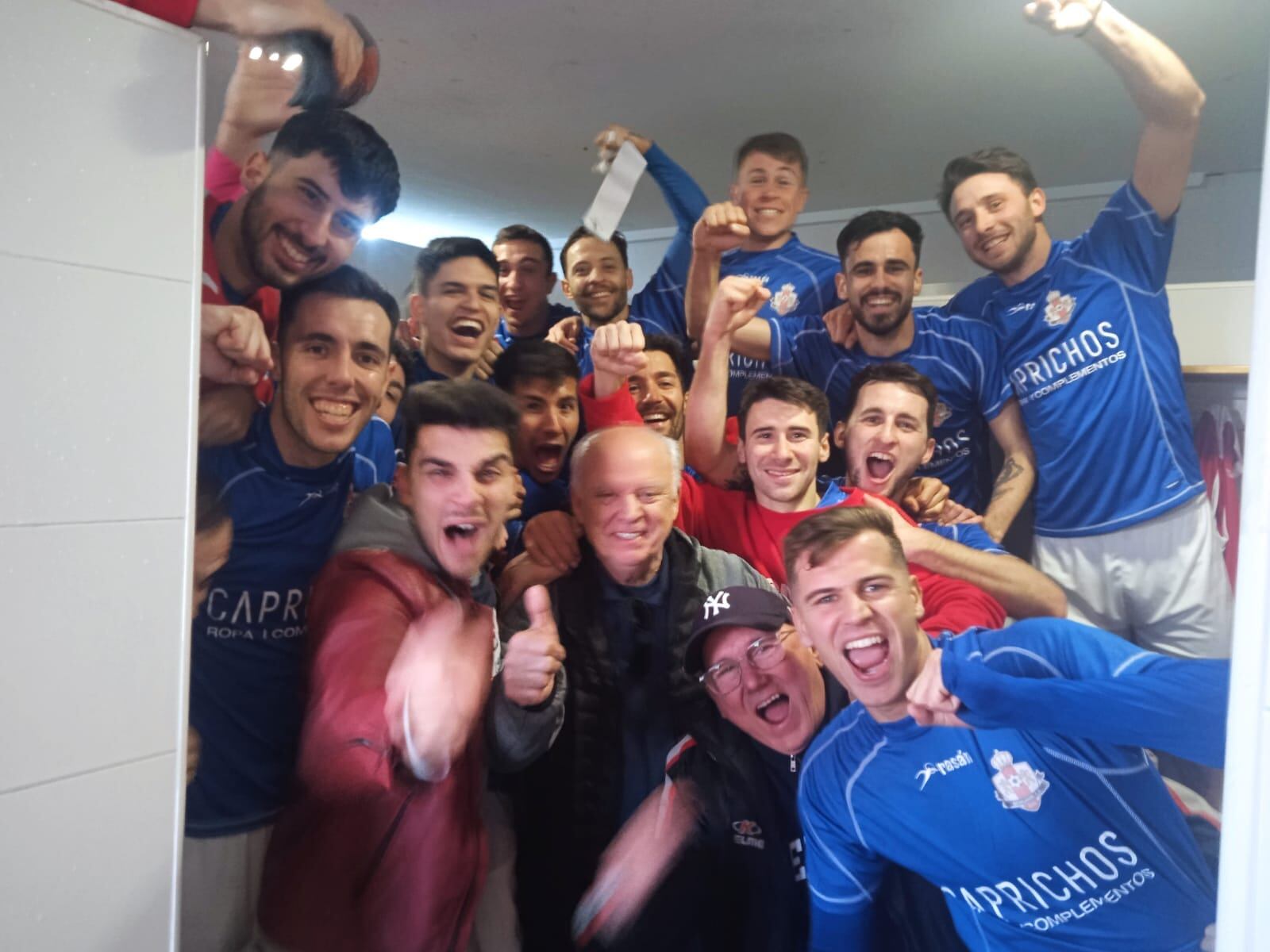 Jugadors i directius del Benigànim CF celebren el triomf a Pego (0-2) //Foto: Benigànim CF