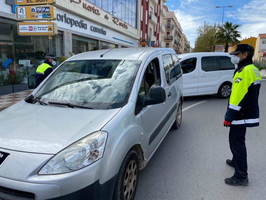 Control de la Policía Local en la avenida de Málaga