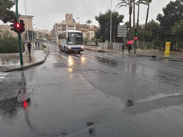 La lluvia ha vuelto esta tarde a Elche