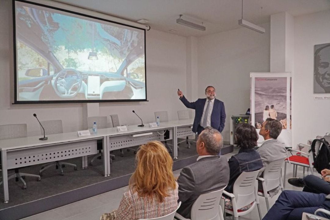 Fernando Gallardo en su exposición.