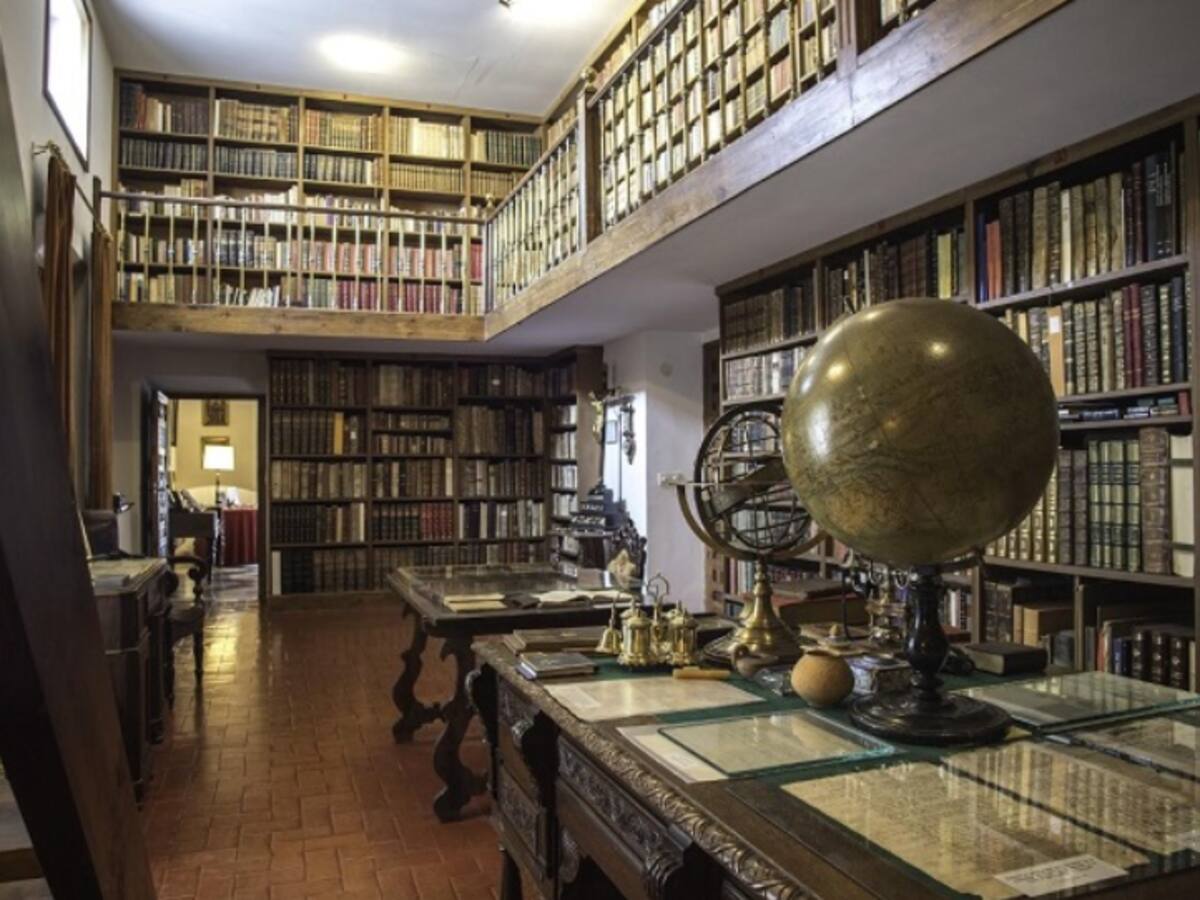 Visita temática a la biblioteca del Palacio Vela de los Cobos por el Día del Libro