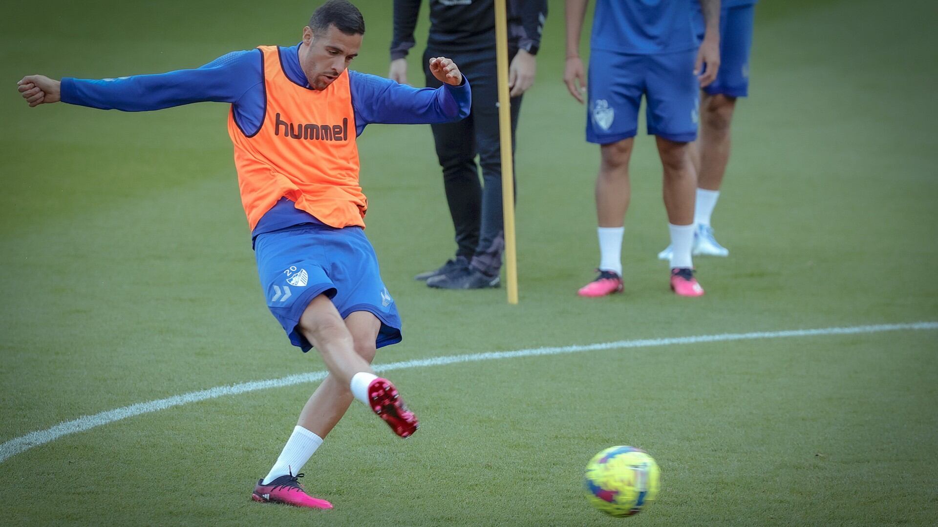 Esteban Burgos golpea el balón en el entrenamiento del jueves