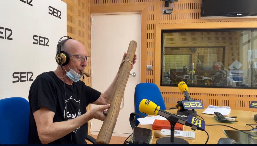 Sebastián Mondéjar acompañado de diferentes instrumentos de percusión del mundo, como el palo de lluvia, en los estudios de Radio Murcia