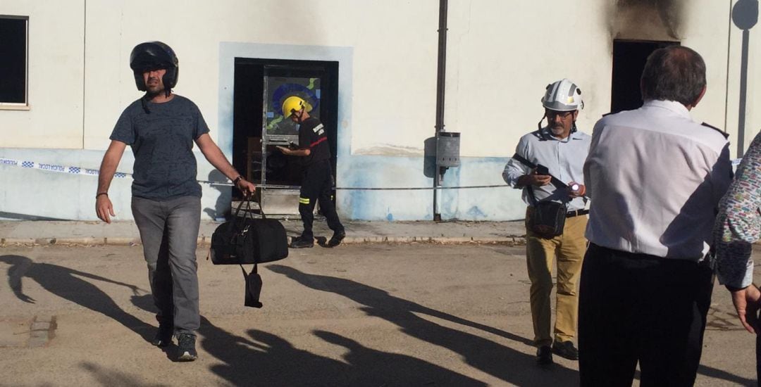 Instalaciones de Onda Jaén con los bomberos todavía trabajando en el fuego.