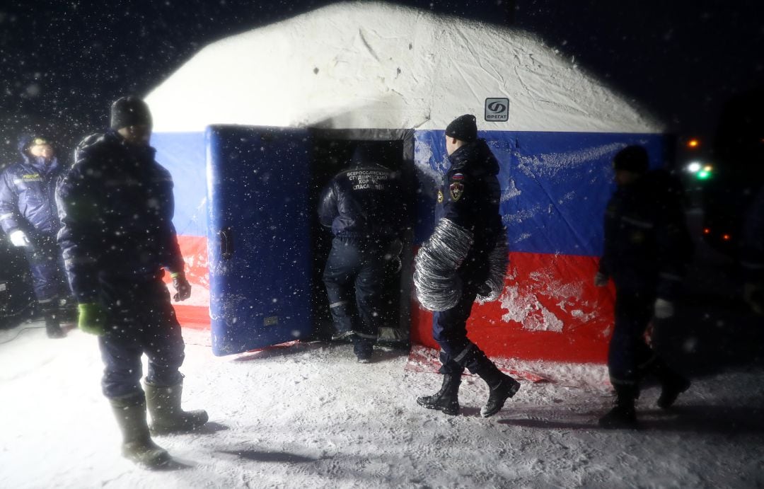 Los servicios de emergencia trabajando en la mina en Siberia