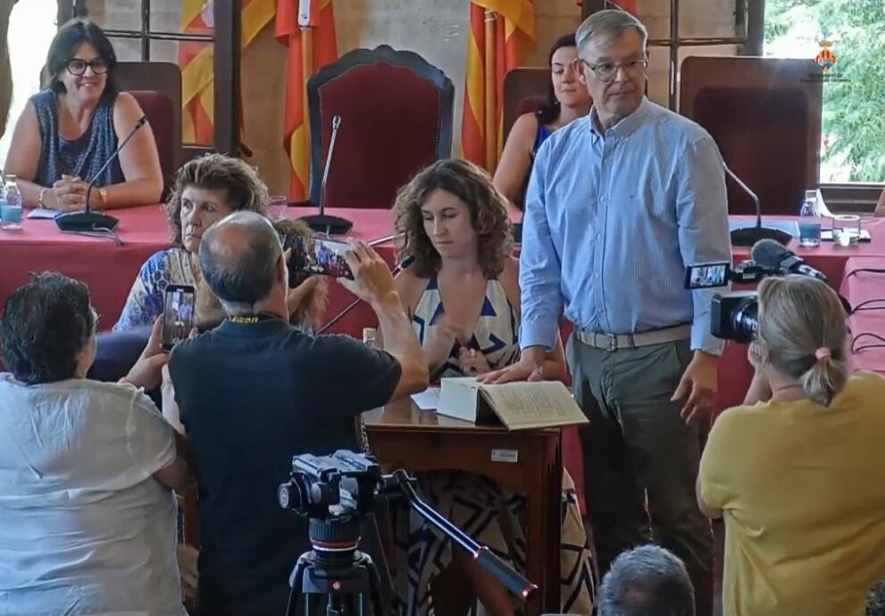 Moment en que el socialista Llorenç Ferrer promet el càrrec de batle davant de la mirada de l'anterior, la popular Juana Mari Pons.