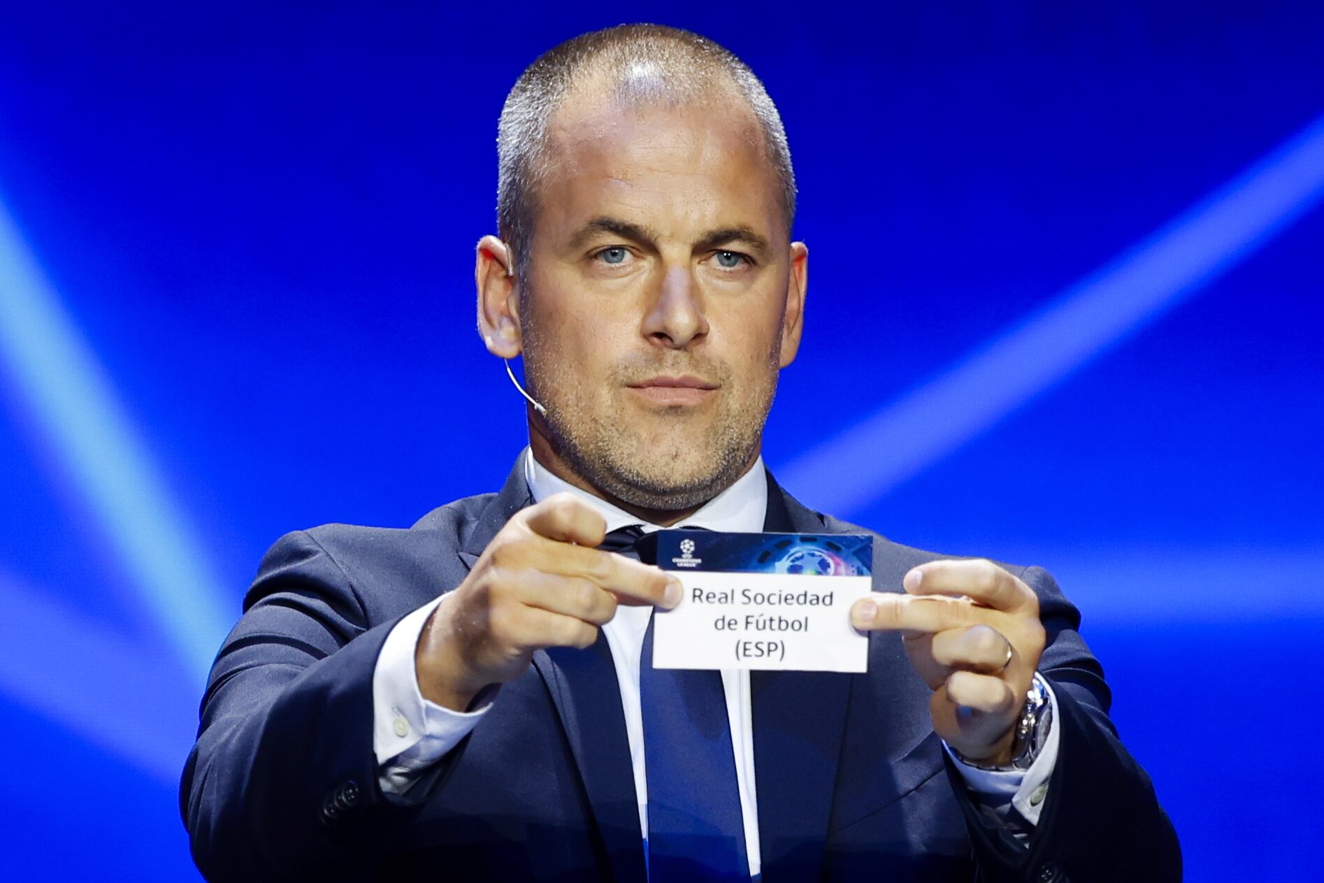 Monaco (Monaco), 31/08/2023.- Former football player Joe Cole shows a ticket of Real Sociedad during the UEFA European Club Football Season Kick-Off event in Monaco, 31 August 2023. The event sees the UEFA Champions League group stage draw, as well as the UEFA Awards ceremony to honour the men and women Player of the Year, the men and women Coaches of the Year, and to present the UEFA President&#039;Äôs Award. (Liga de Campeones) EFE/EPA/GUILLAUME HORCAJUELO
