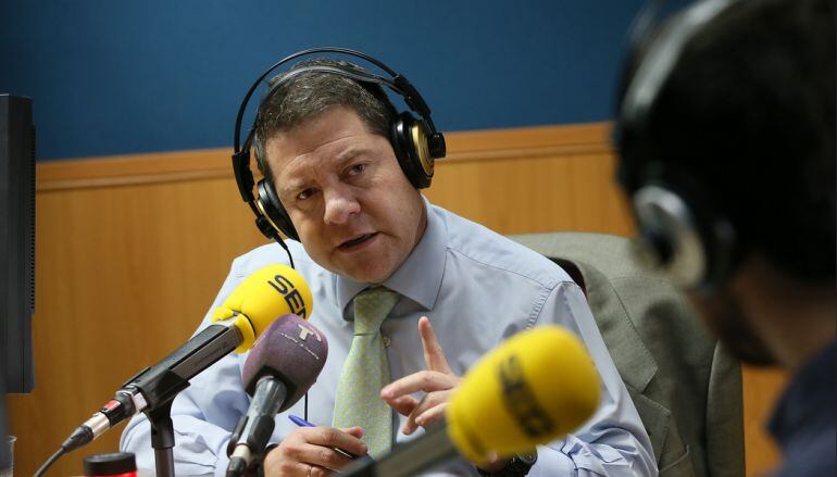 Emiliano García-Page, en los estudios de la Cadena SER en Toledo