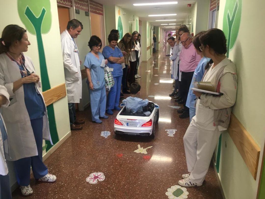 Imagen de un niño conduciendo el coche descapotable en el Hospital Vega Baja
