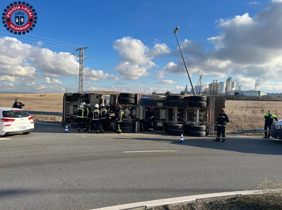 El camión volcado en la rotonda de la M-404