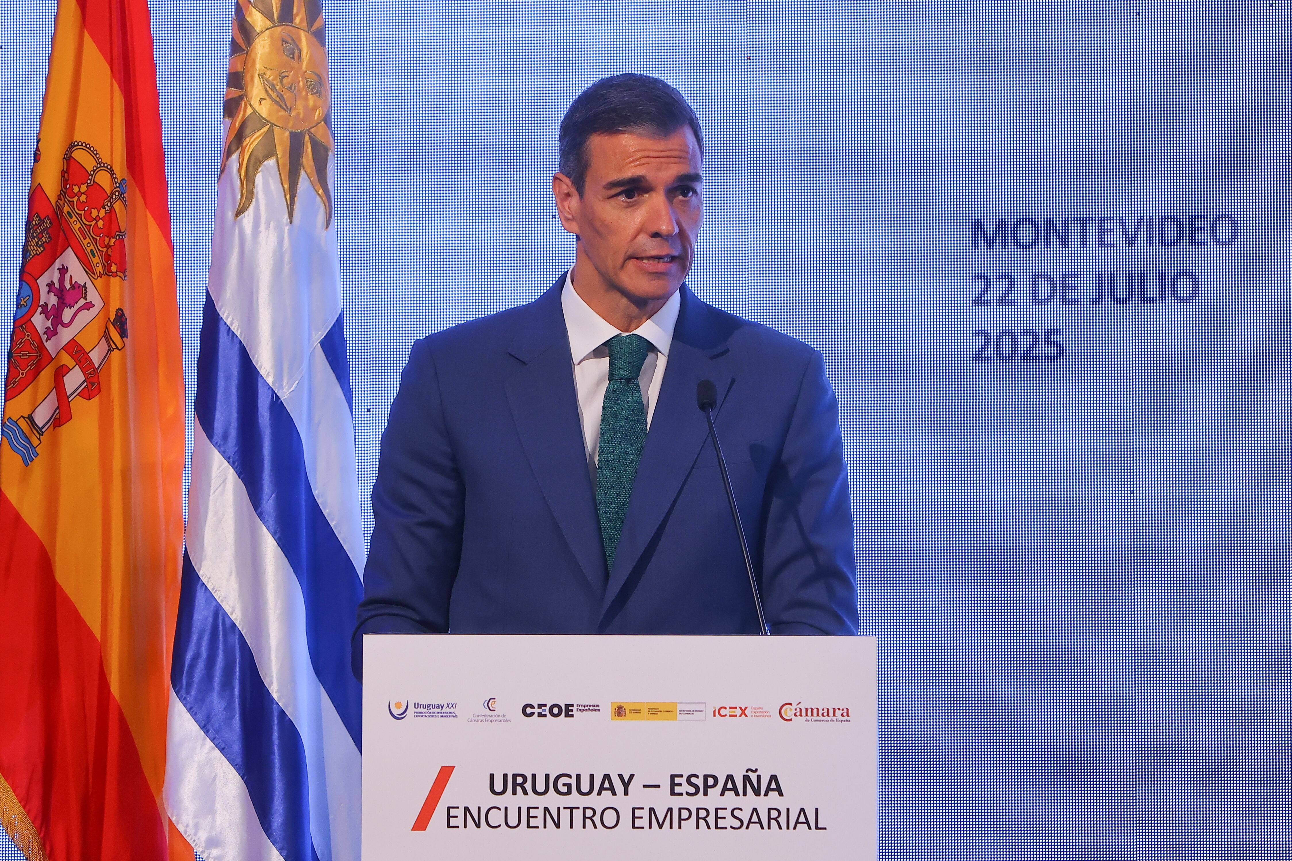 El presidente del Gobierno de España, Pedro Sánchez, comparece desde Montevideo (Uruguay) en medio de su gira por Latinoamérica