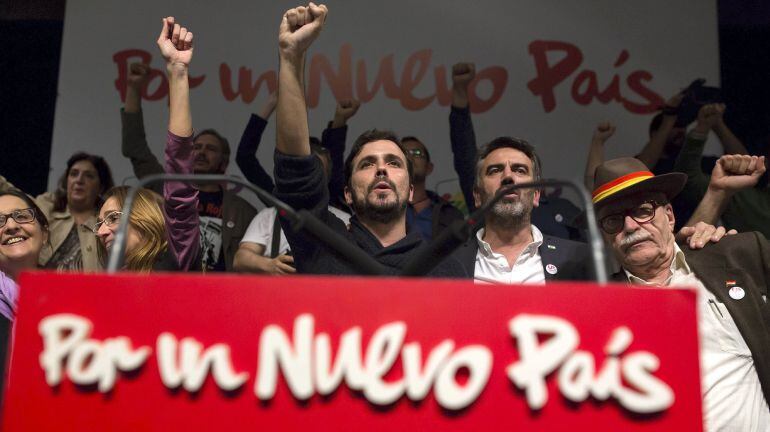 El candidato de Izquierda Unida al Gobierno, Alberto Garzón, junto al candidato al Congreso por Málaga, Francisco Guzmán, y el candidato al Senado por Málaga, Manolo Sánchez, en el Palacio de Congresos de Málaga. EFE. Carlos Díaz