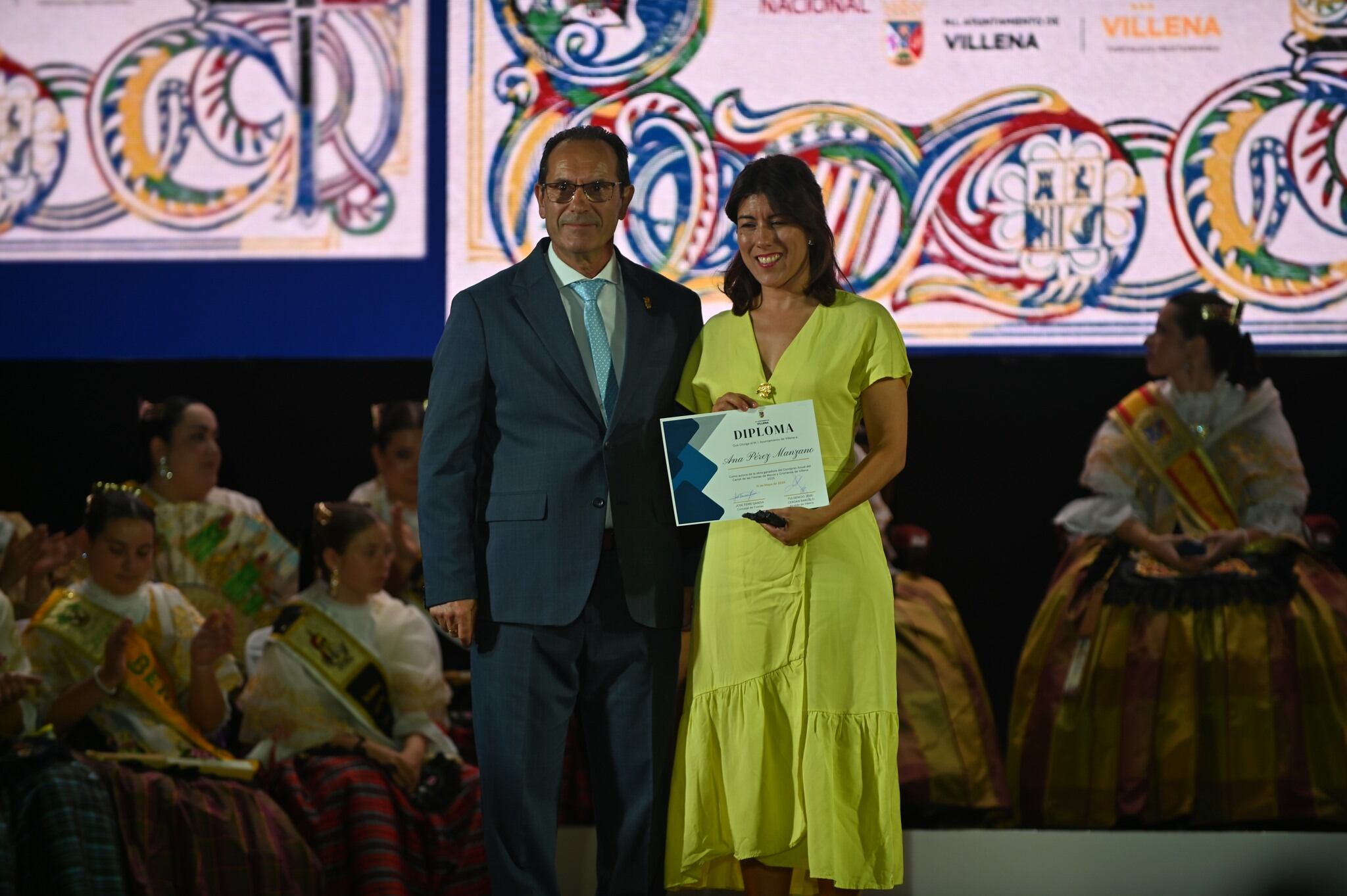 La ganadora recoge el diploma por el premio